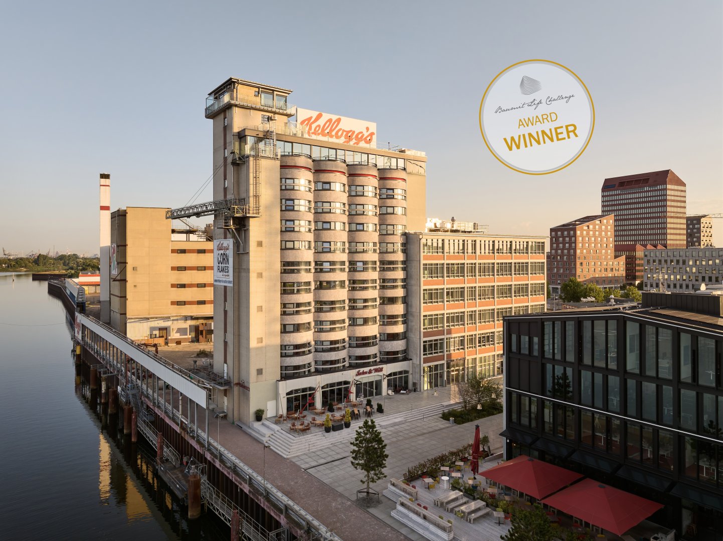 Ehemaliges Getreidesilo, transformiert zu einem Hotel und heute ein prägnanter neuer Orientierungspunkt im Stadtbild von Bremen. Ehemaliges Getreidesilo, transformiert zu einem Hotel und heute ein prägnanter neuer Orientierungspunkt im Stadtbild von Bremen.